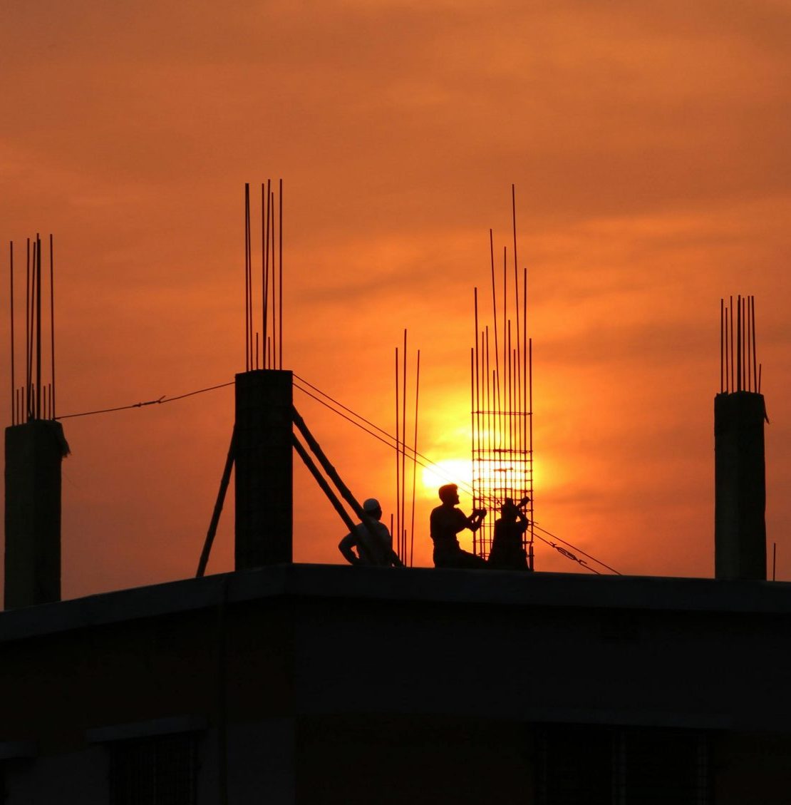 Professionnels du bâtiment sur un chantier de construction