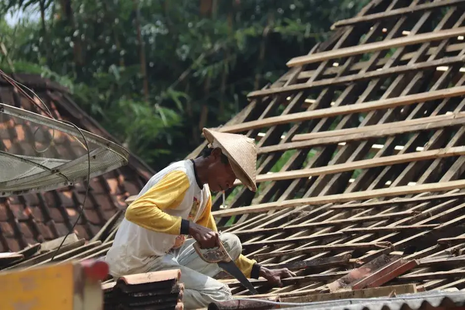 Charpentier posant une charpente avec assurance décennale