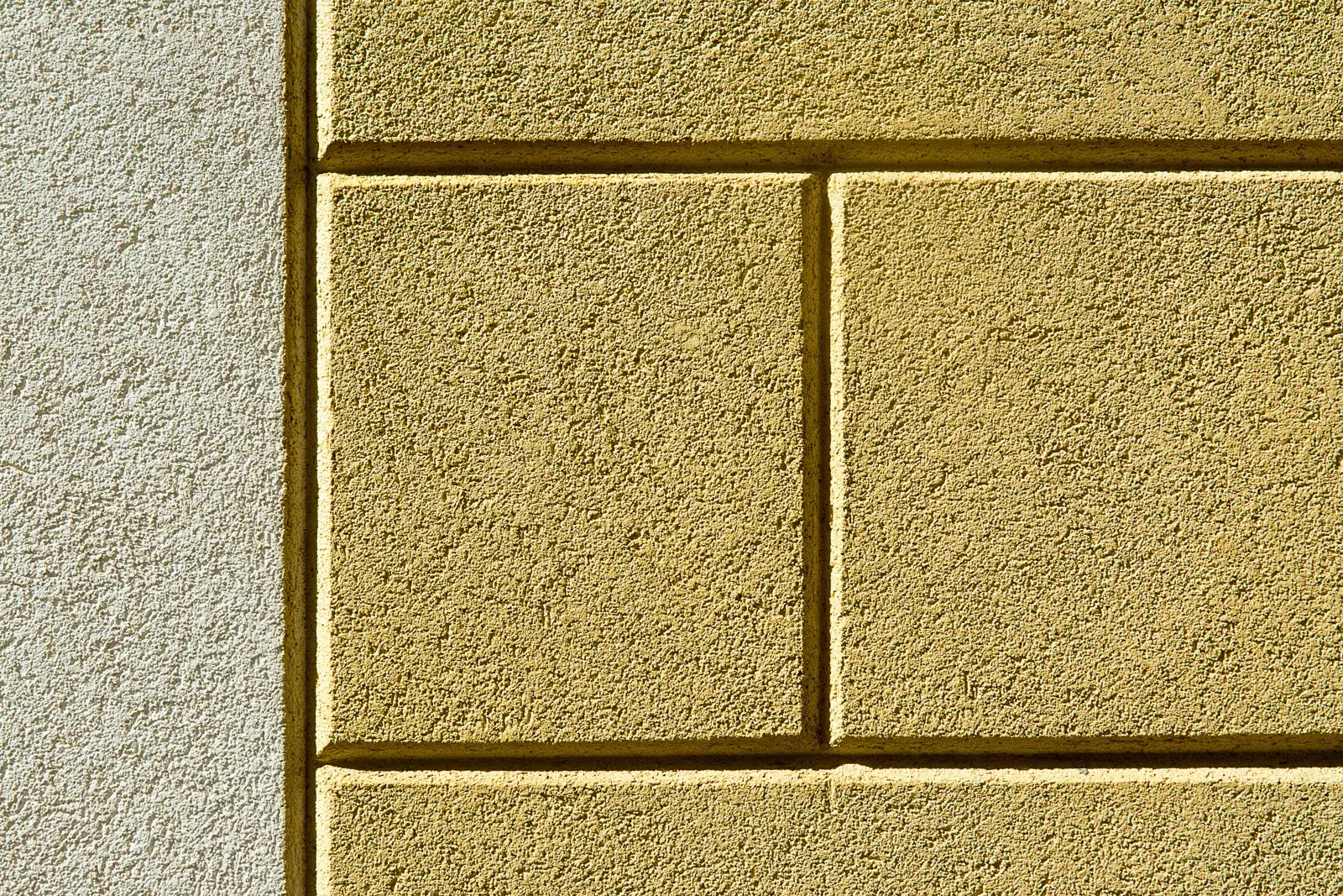 Façadier réalisant des travaux de ravalement sur une façade