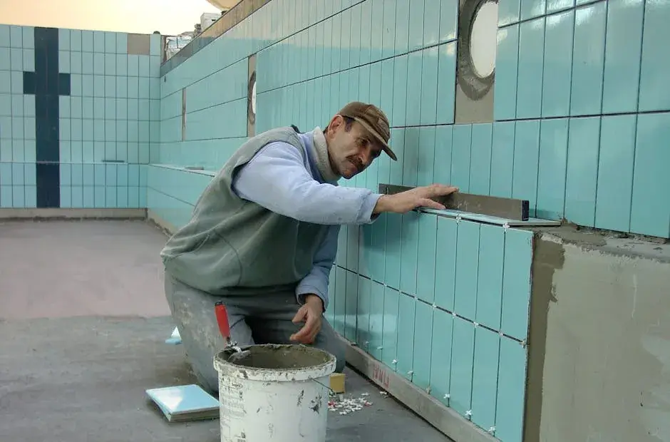 Pisciniste devant un bassin en cours de construction