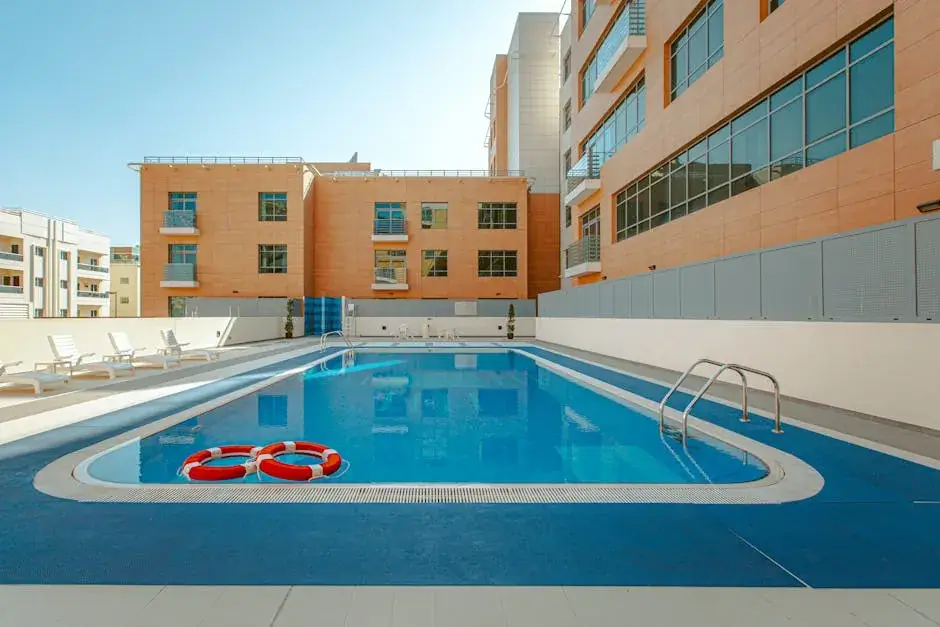 Pisciniste travaillant sur un bassin et preparant la conformite du chantier