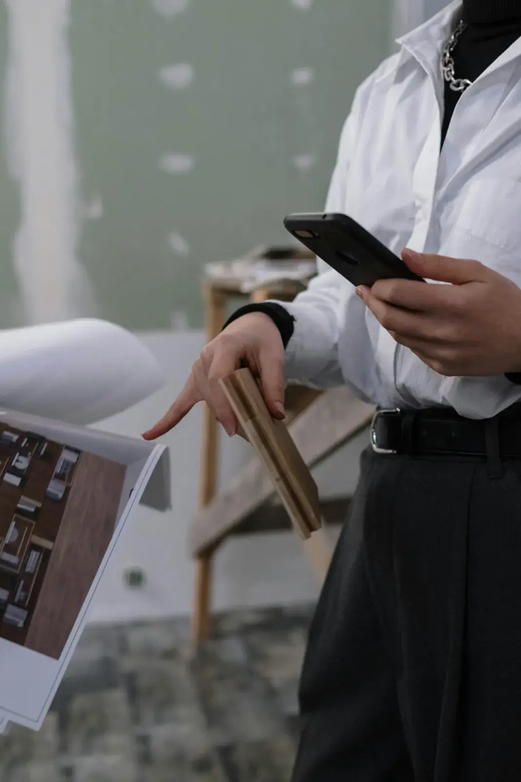 Artisan plaquiste comparant deux devis d'assurance décennale