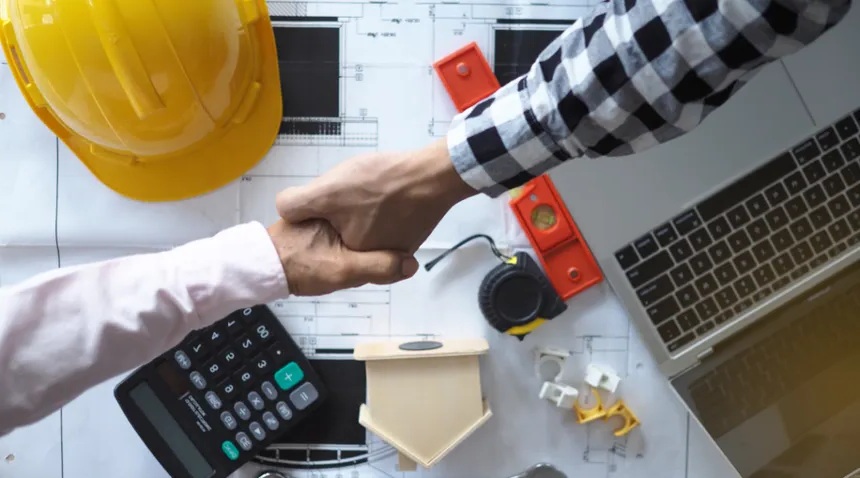 Artisan du bâtiment consultant son dossier de souscription décennale
