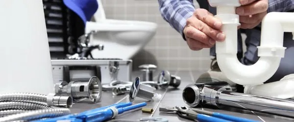 Artisan auto-entrepreneur plombier en intervention sur chantier résidentiel