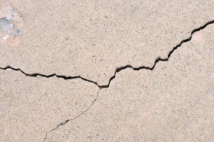 Fissure esthétique superficielle sur enduit de façade, non structurelle