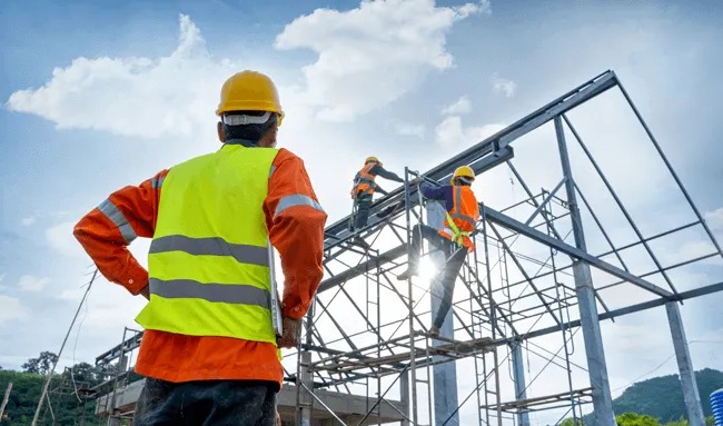 Artisan bâtiment professionnel BTP chantier France assurance décennale